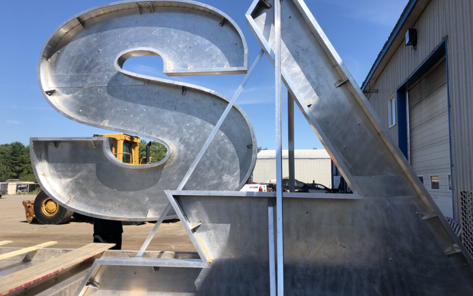 Lettre en aluminium sur mesure