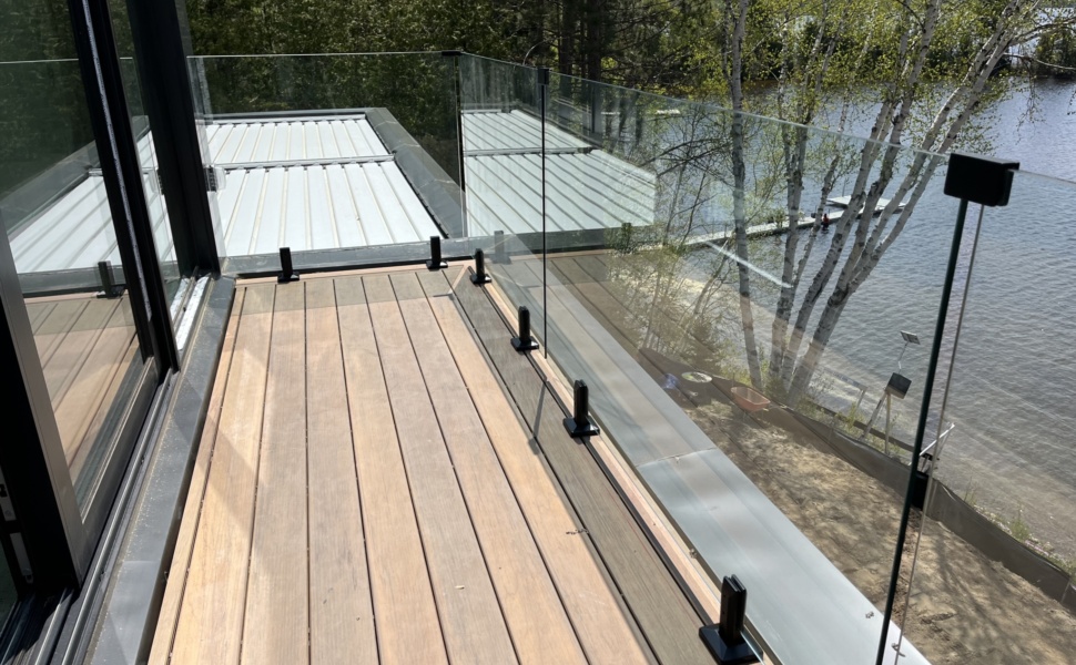 Installation de clôture de verre pour balcon