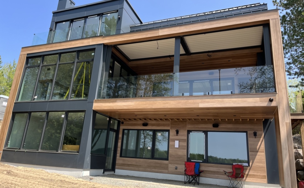 Installation de rampe de verre pour terrasse