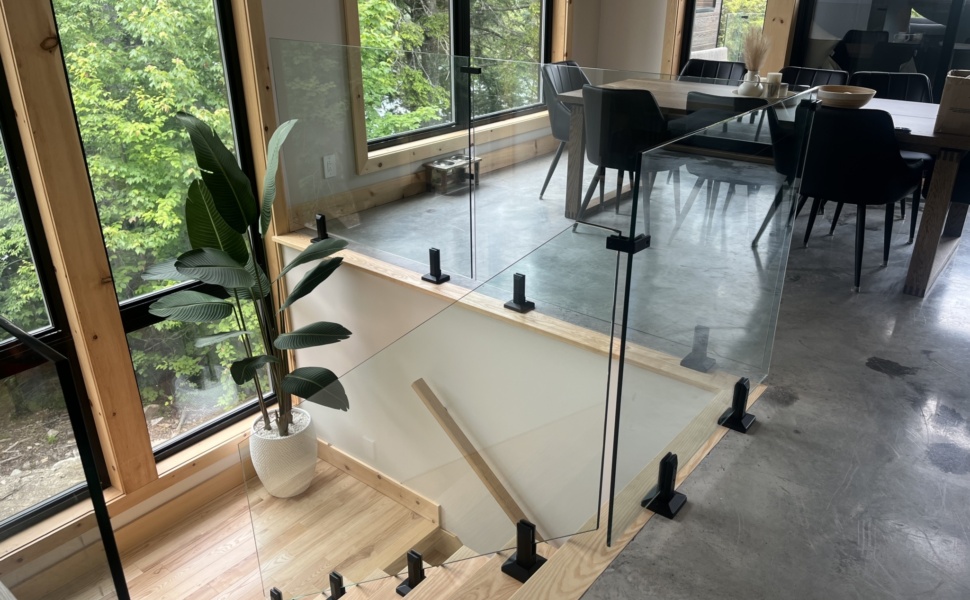 Installation de clôture d'intérieur en verre