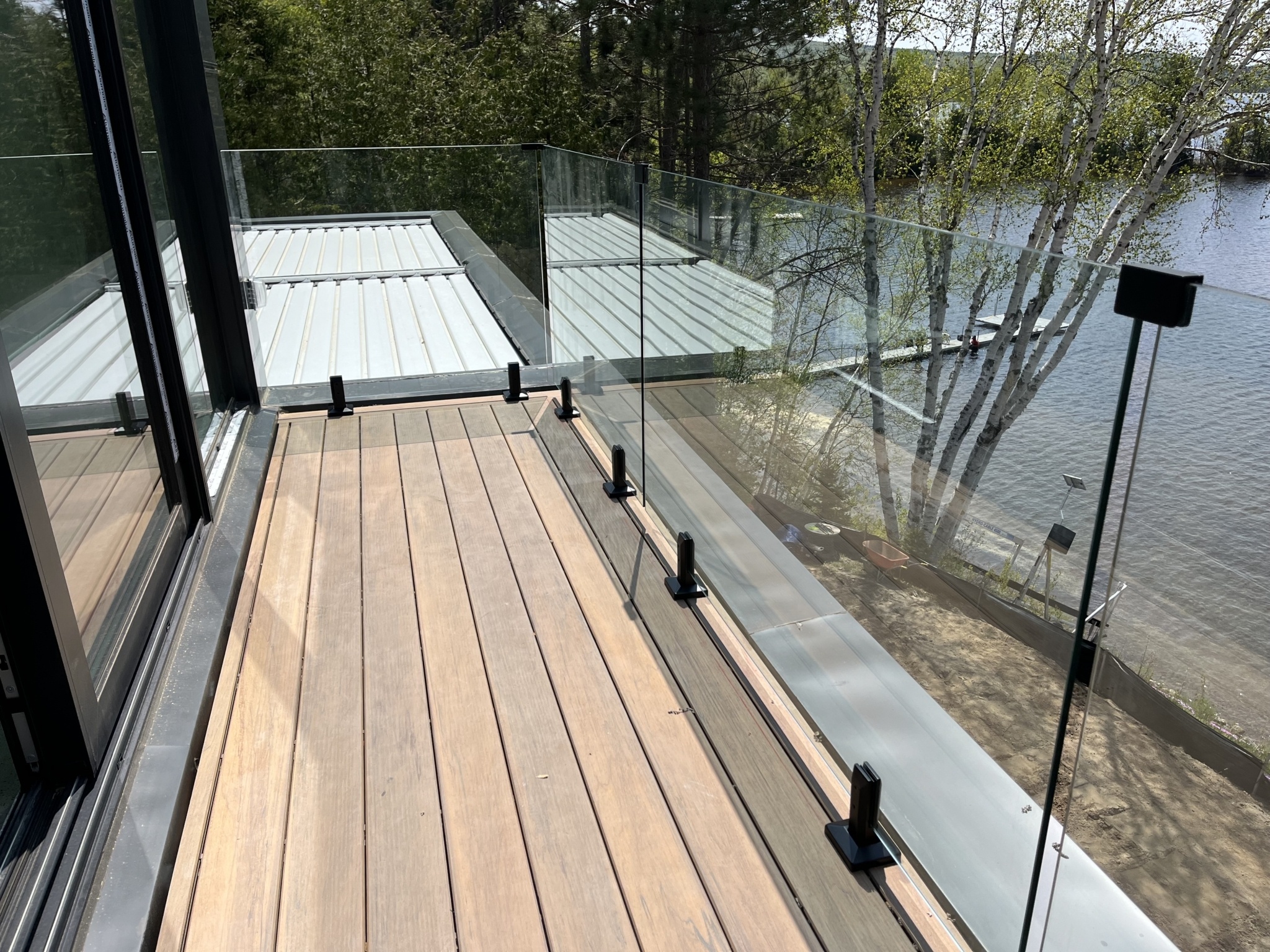 Installation de clôture de verre pour balcon