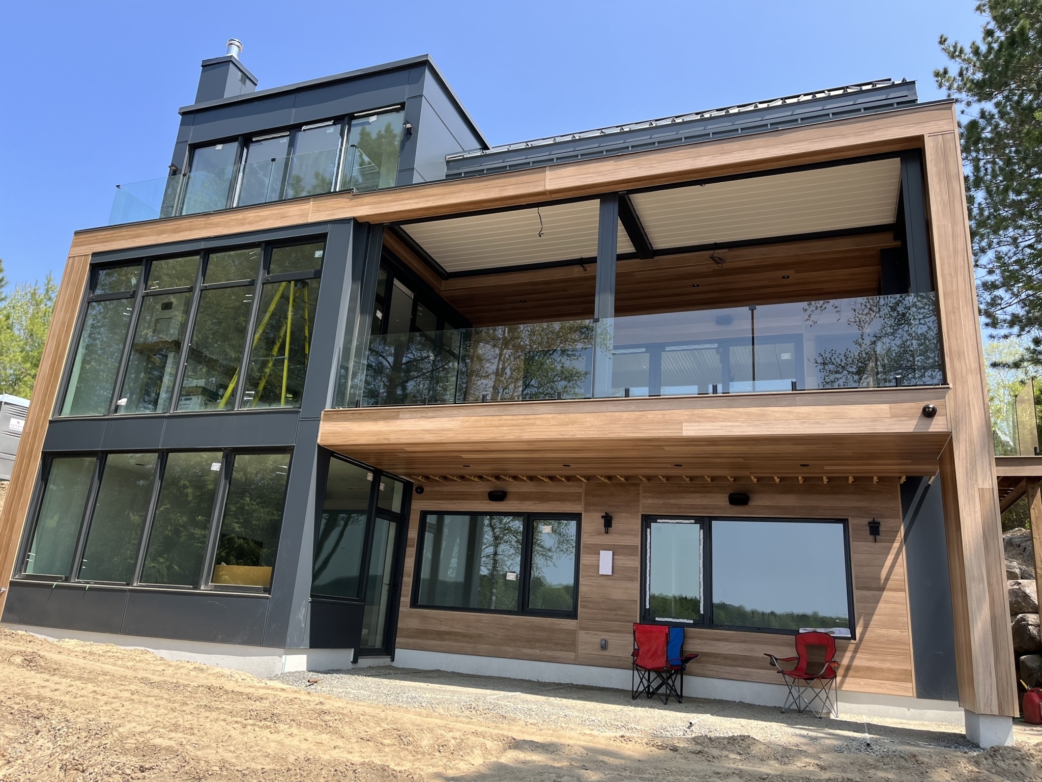 Installation de rampe de verre pour terrasse