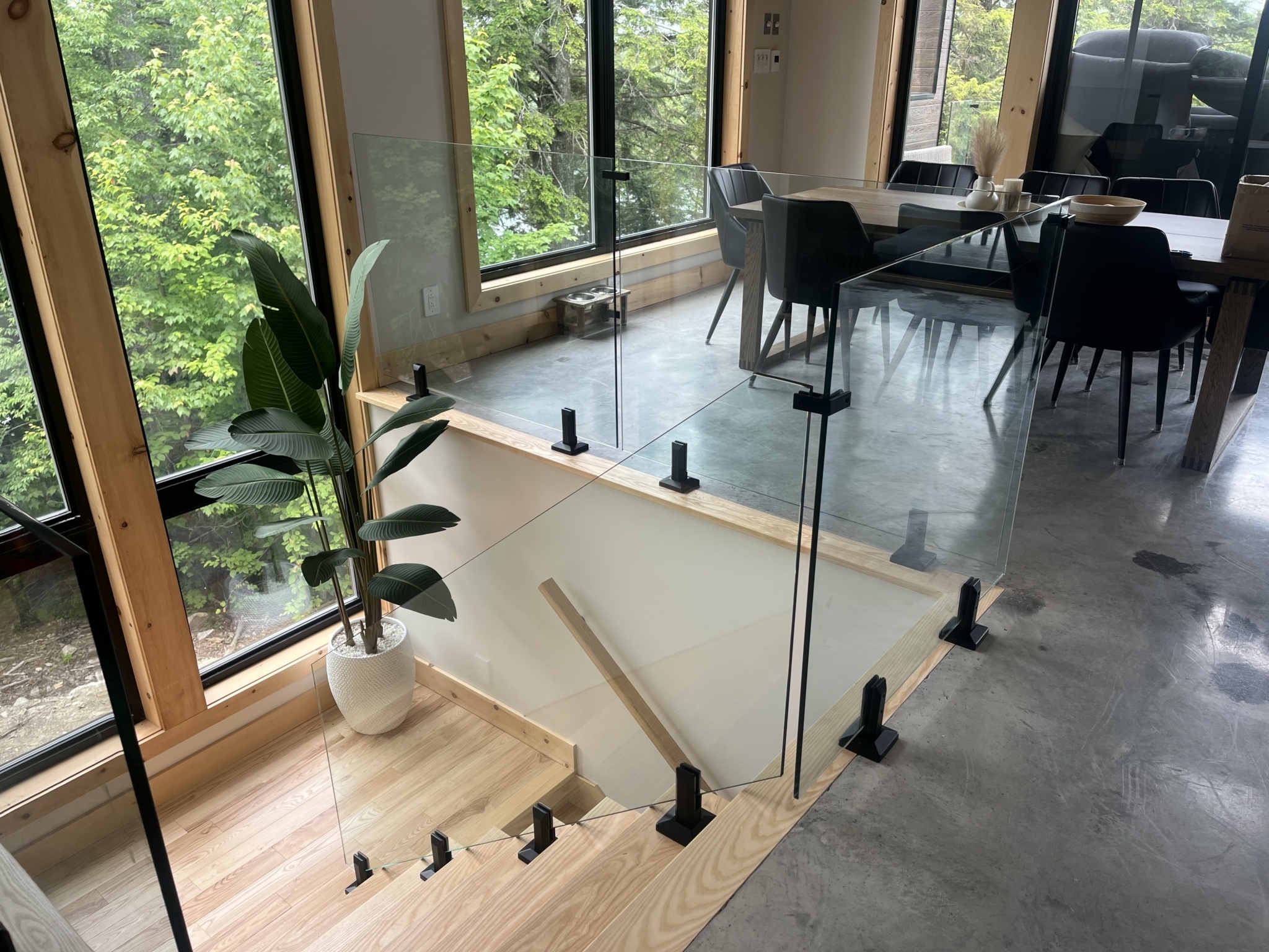 Installation de clôture d'intérieur en verre
