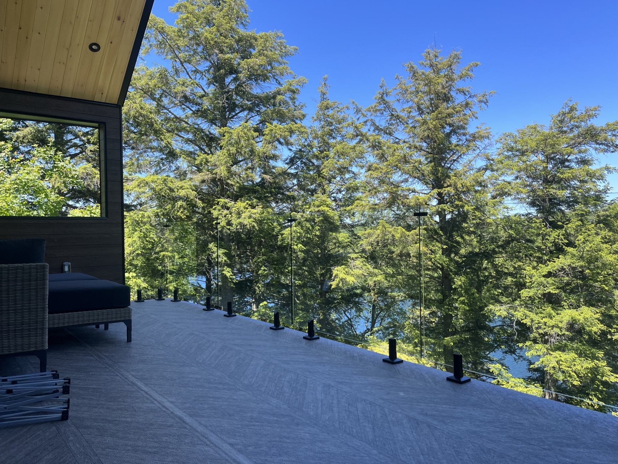 Rampe pour balcon en forêt en verre