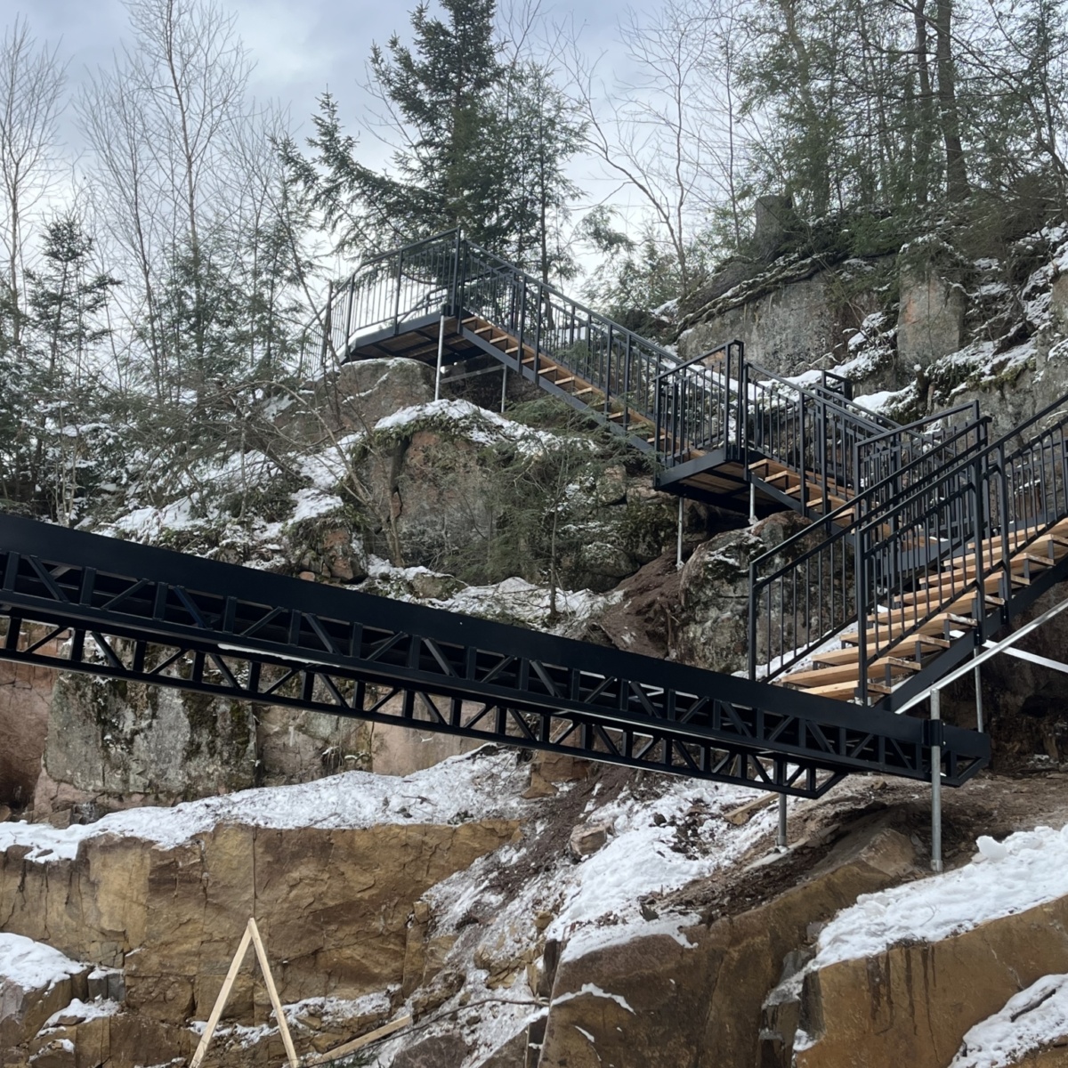 Escalier dans la montagne durant l'hiver
