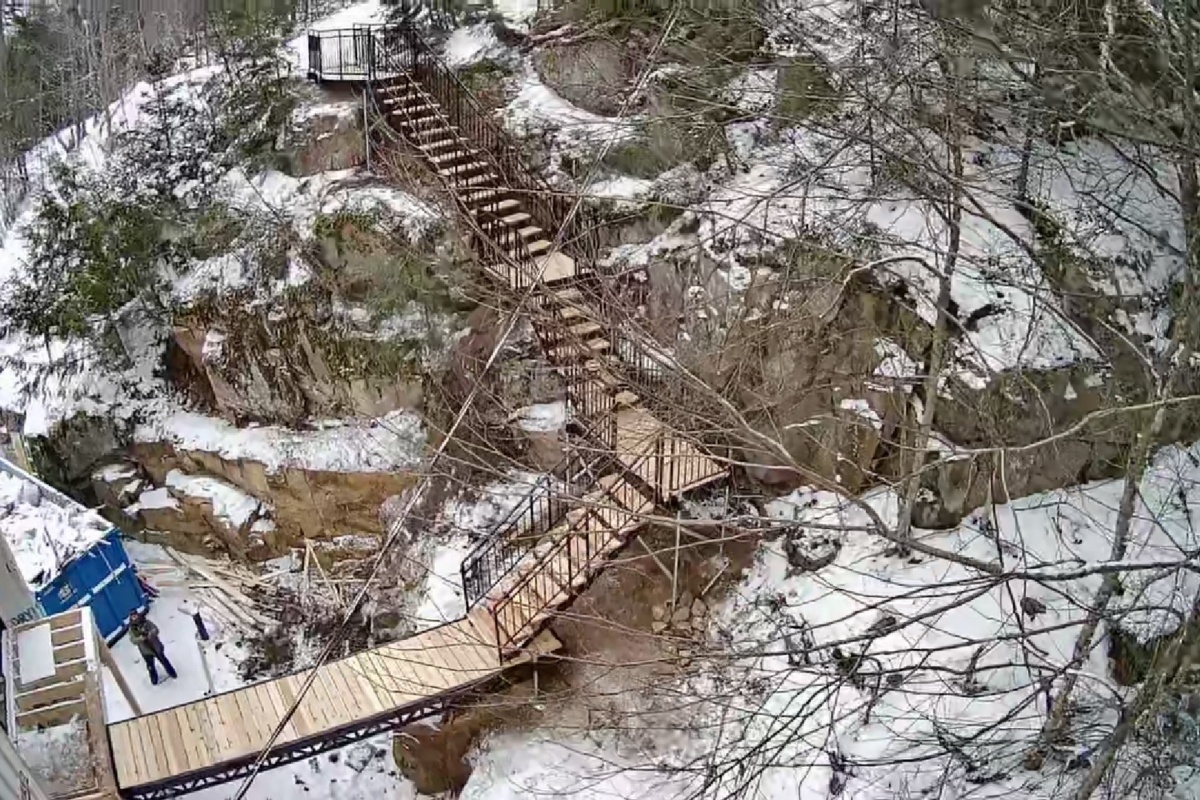 Grand escalier de montagne avec pont suspendu