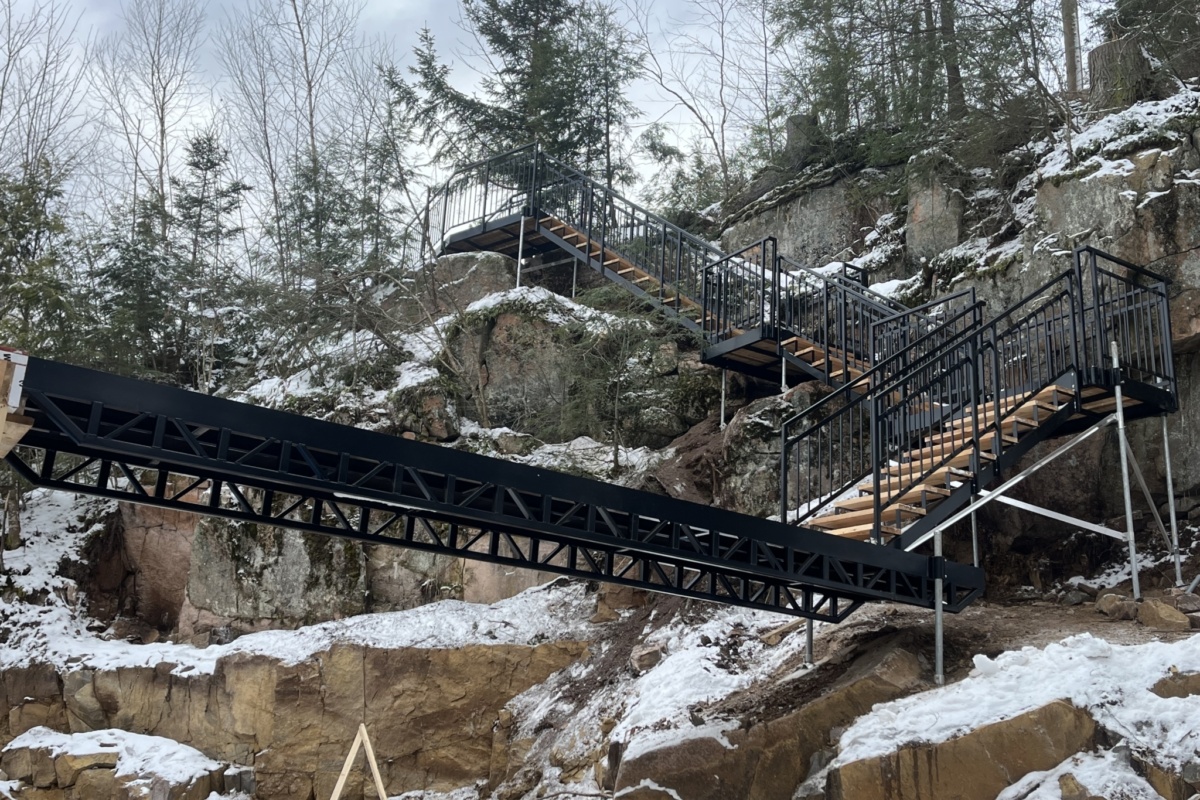 Escalier dans la montagne durant l'hiver