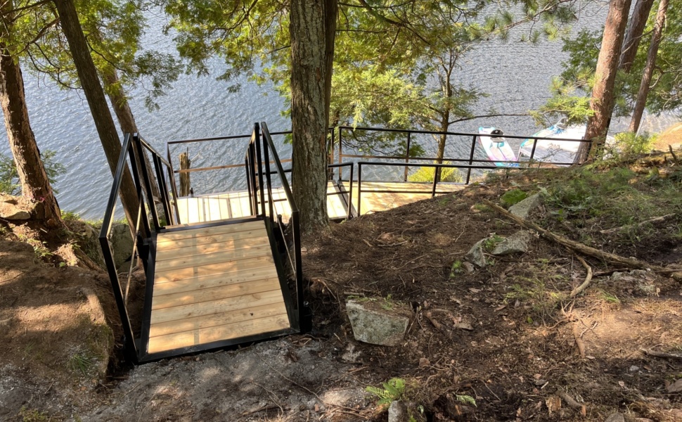 Escalier dans la forêt vers le bord de l'eau