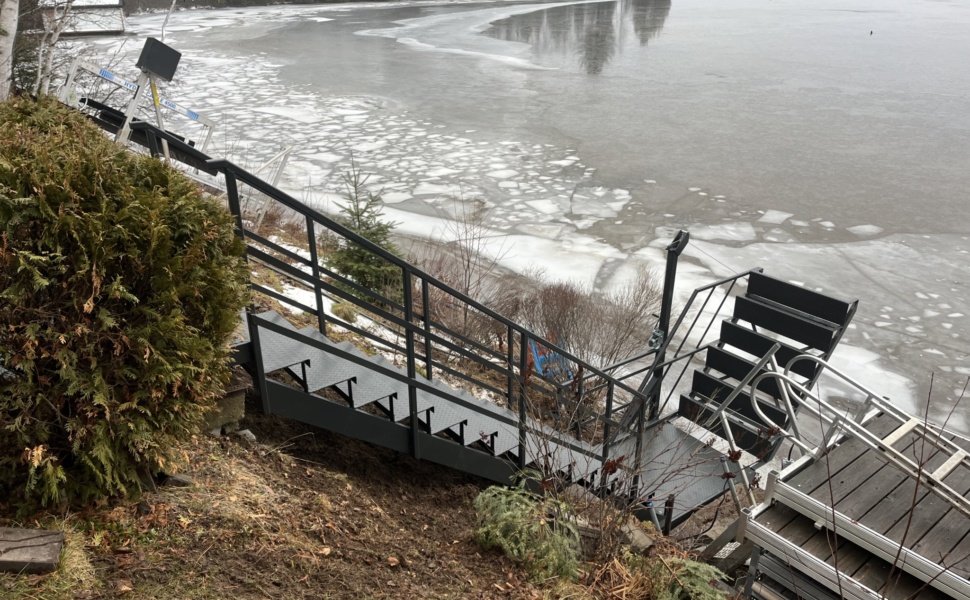 Escalier dans la montagne saison hivernal