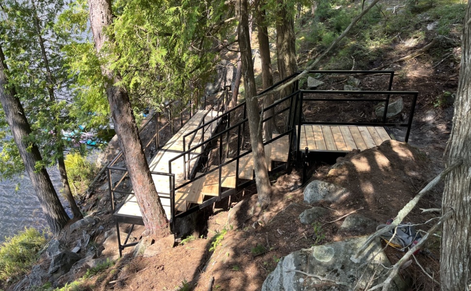 Escalier de montagne avec rampe noire