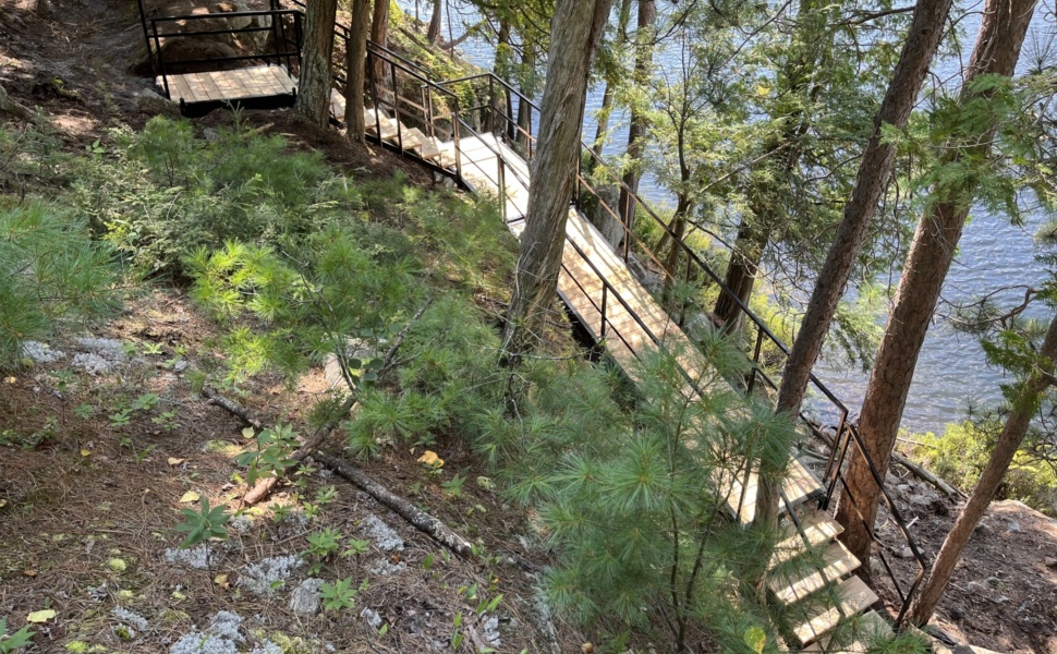 Escalier de montagne vers le bord de l'eau