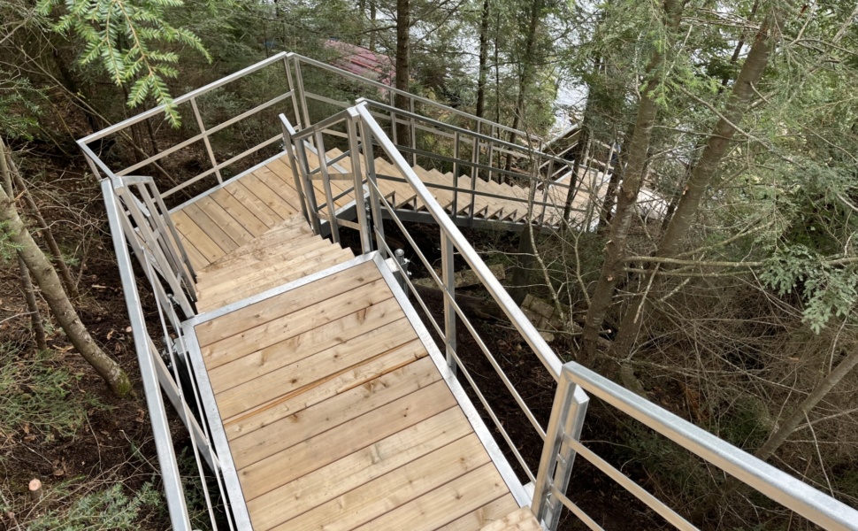 Escalier en forêt avec rampe en aluminium