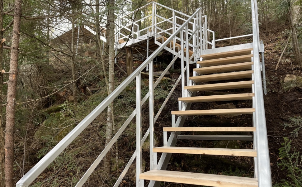 Escalier en forêt avec rampe métal