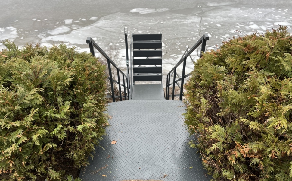 Escalier en montagne près du bord de l'eau