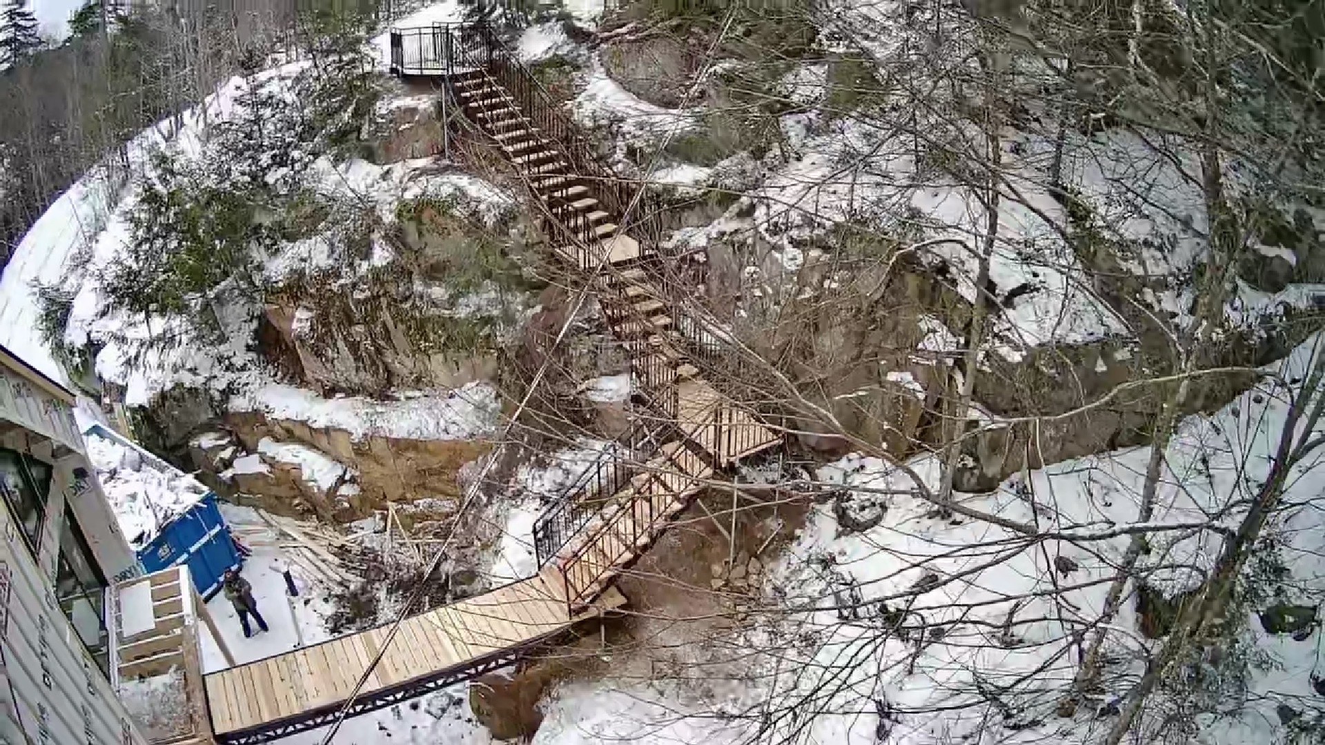 Grand escalier de montagne avec pont suspendu