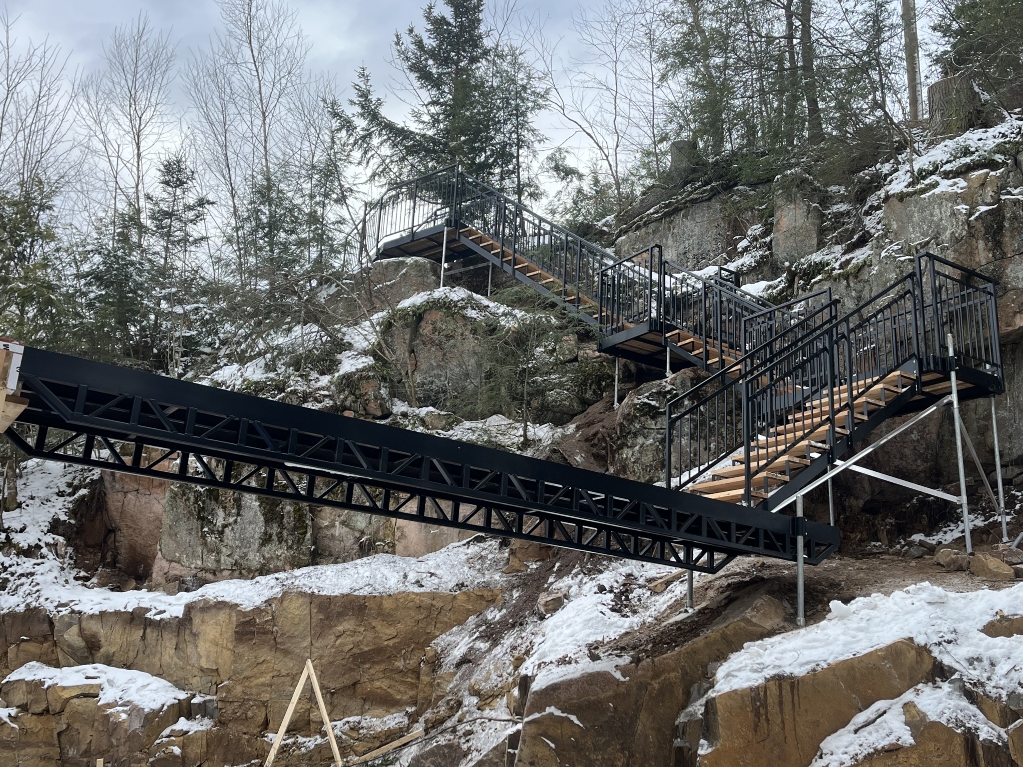Escalier dans la montagne durant l'hiver