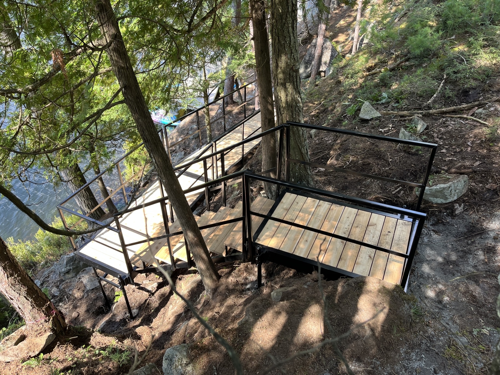 Escalier de montagne avec rampe simple noire