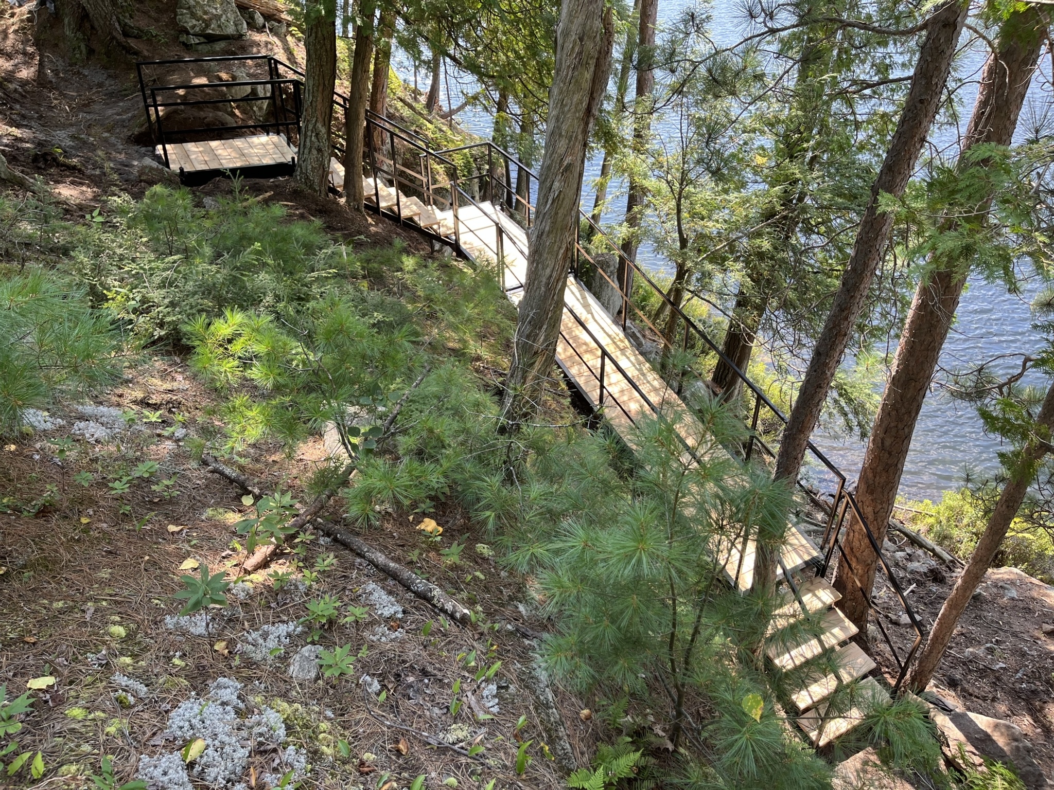 Escalier de montagne vers le bord de l'eau