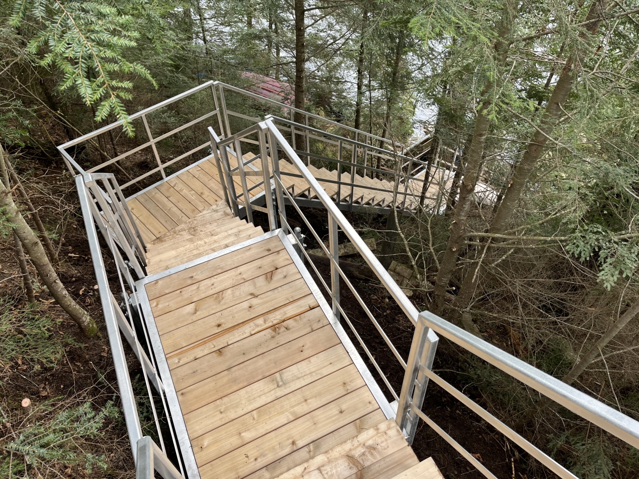 Escalier en forêt avec rampe en aluminium