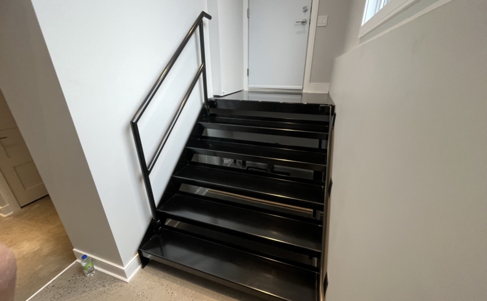 Escalier interieur avec garde corps