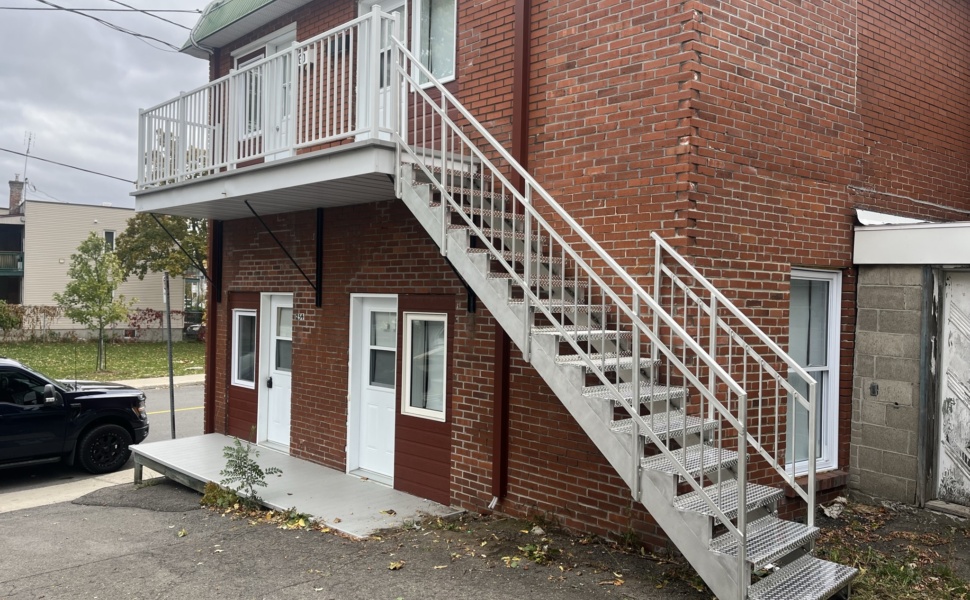 Escalier exterieur attacher apres batiments