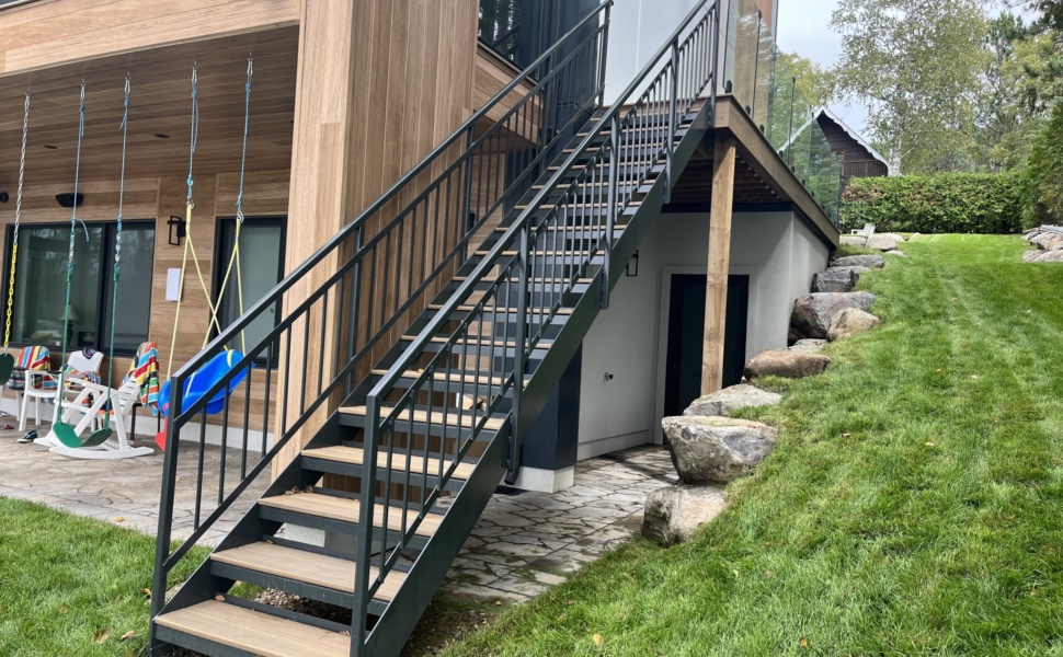 Grand escalier noir extérieur