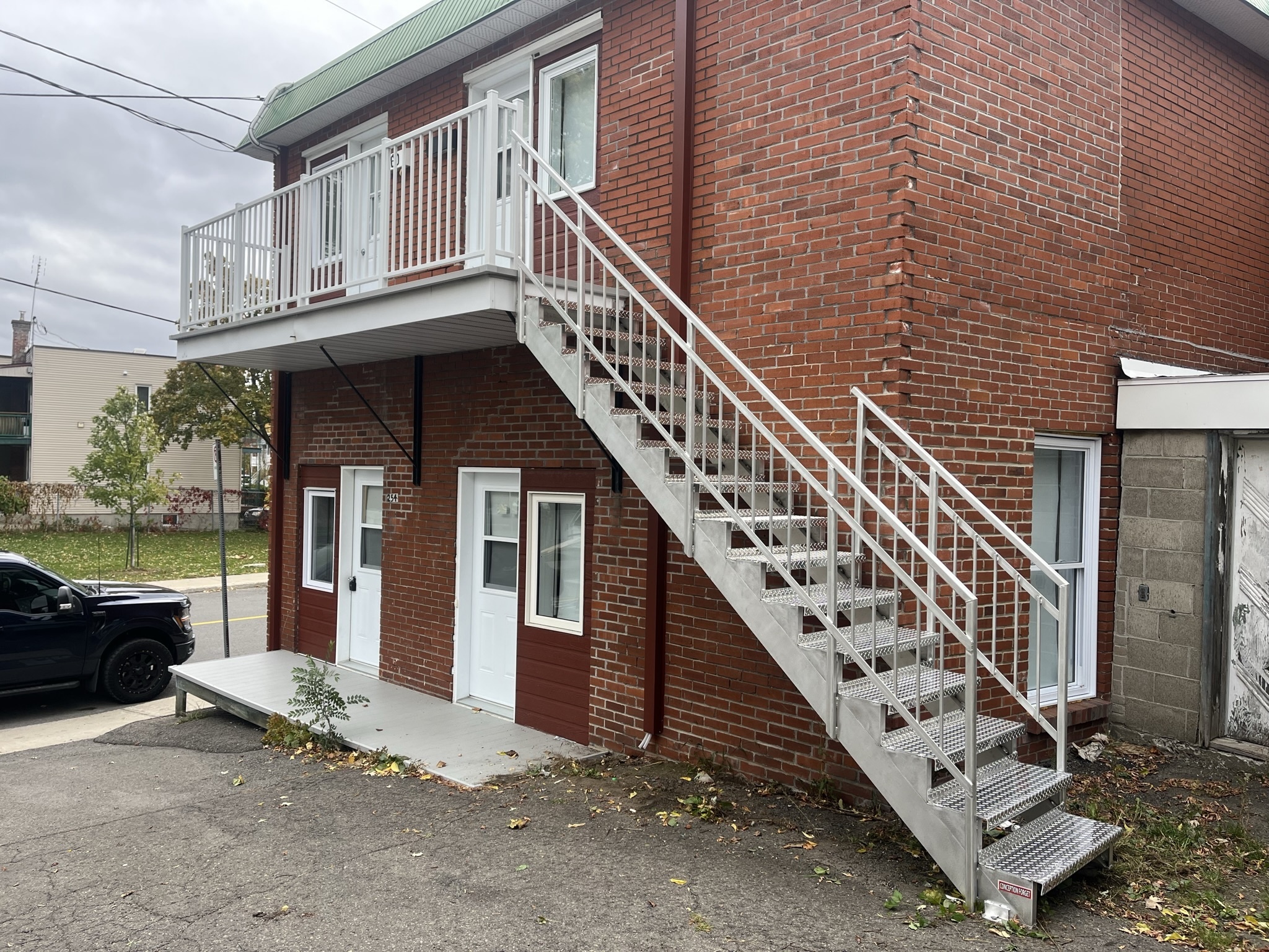 Escalier exterieur attacher apres batiments