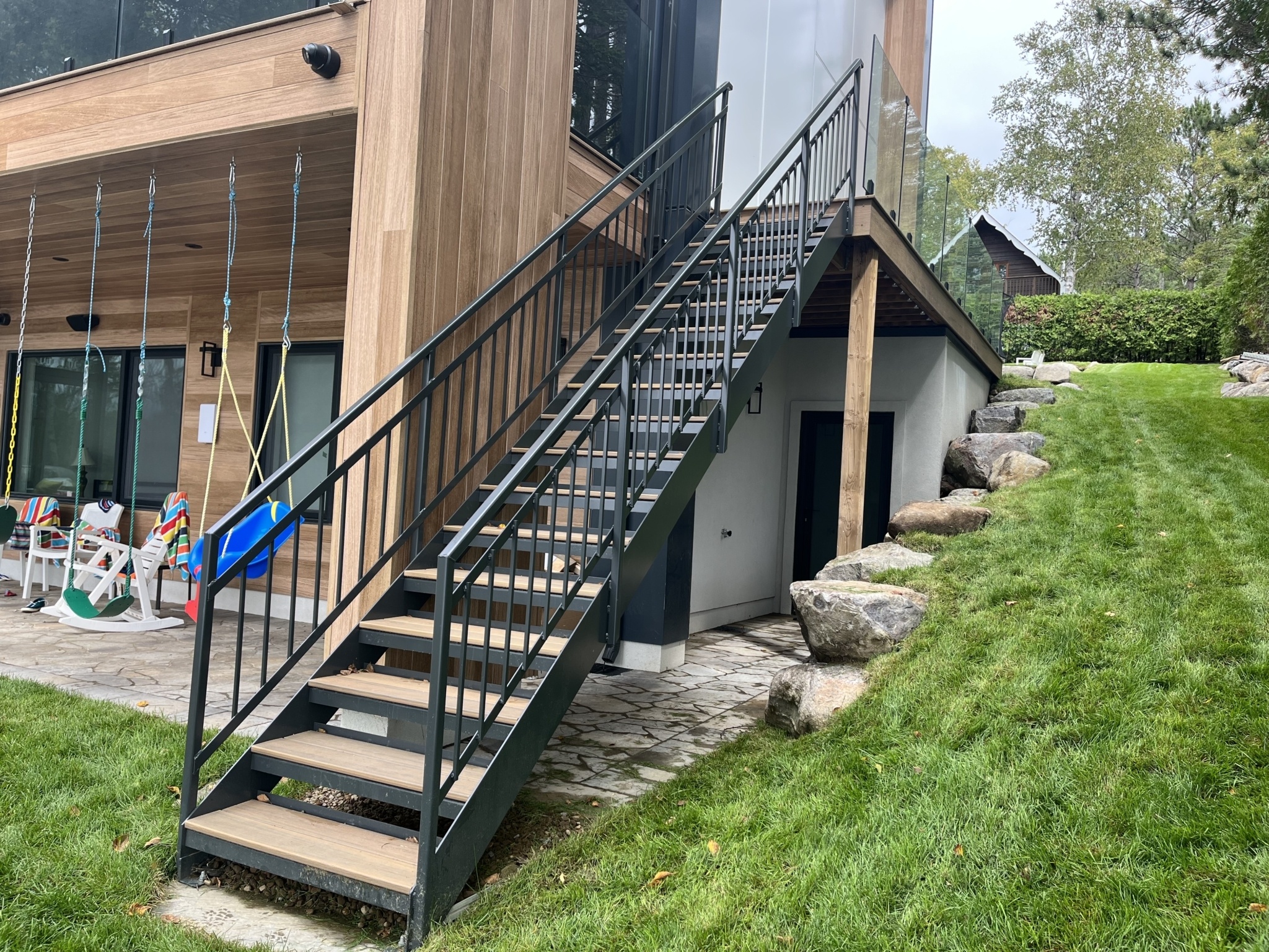 Grand escalier noir extérieur