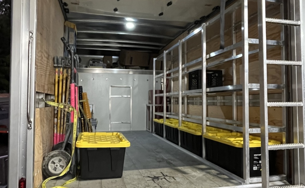 Echelle au toit cube et rack interieur