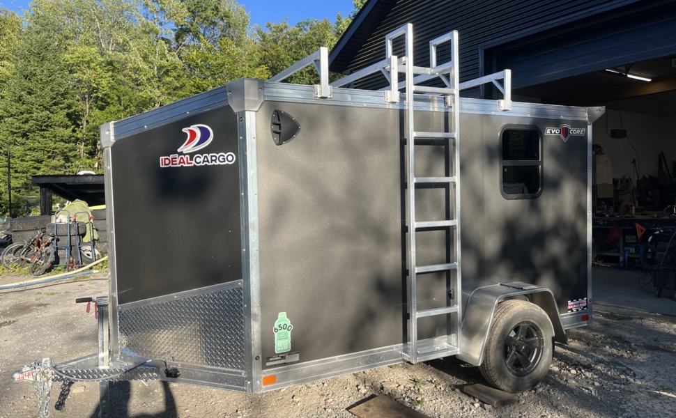 Rack a echelle remorque avec echelle sur coter