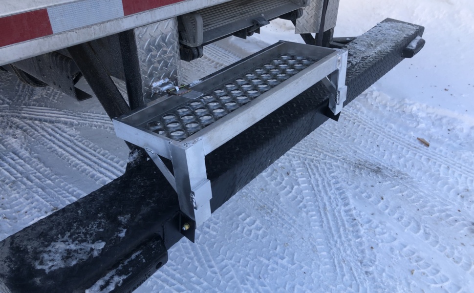 Marchepied rabattable pour camion sur mesure