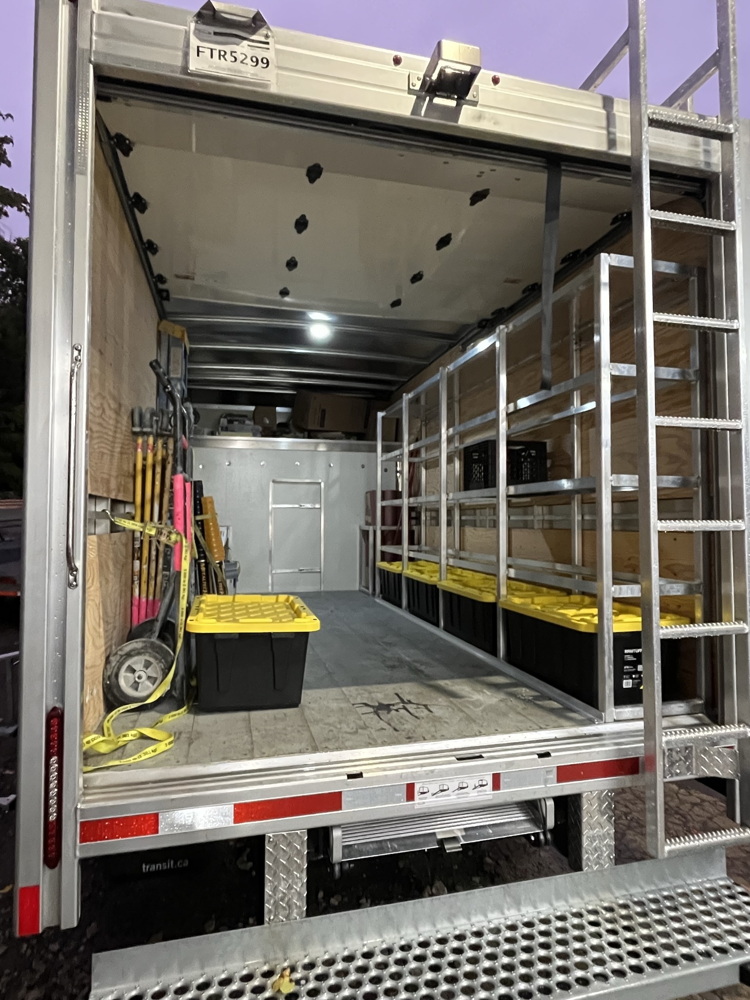 Echelle au toit cube et rack interieur