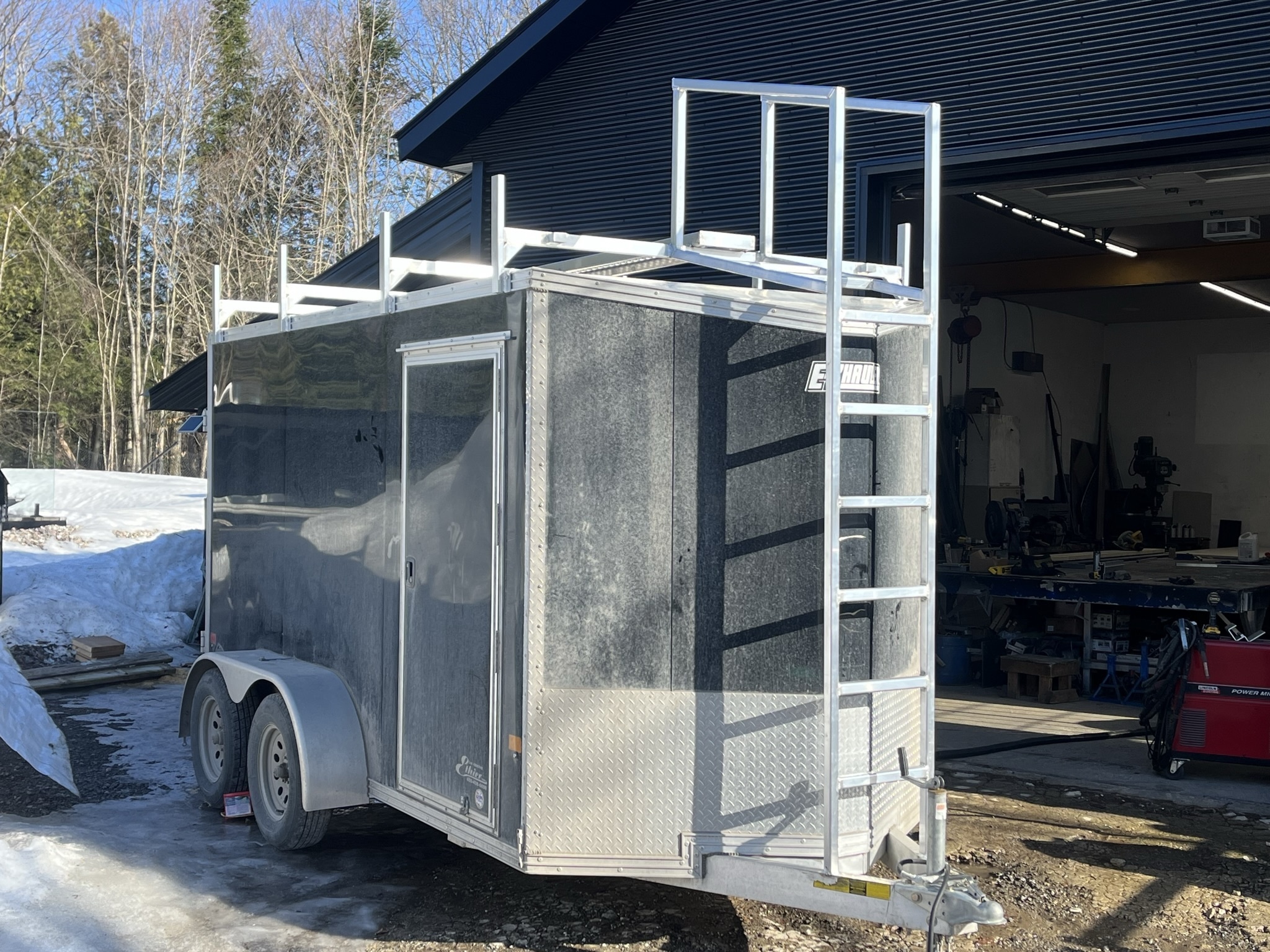 Support echelle remoque avec echelle