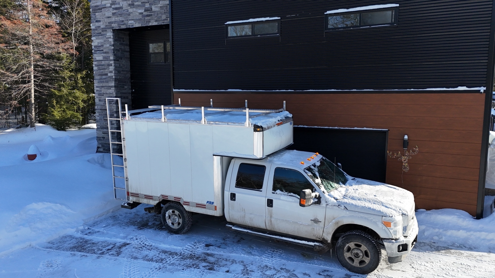 Supports echelle camion cube avec echelle