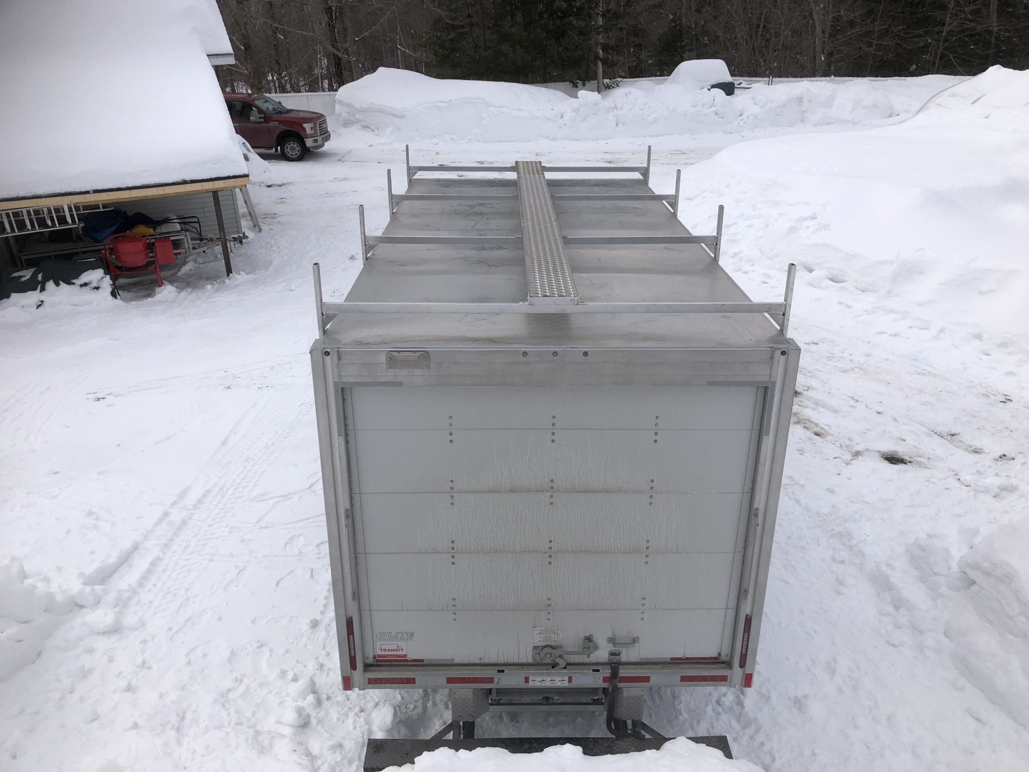 Support à échelles sur mesure pour camion