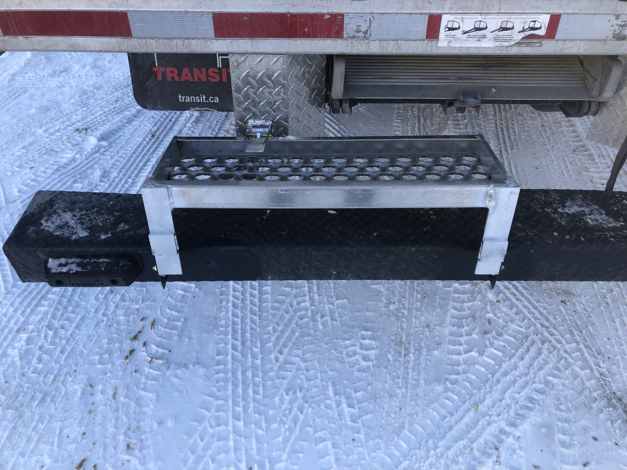 Marchepied rabattable pour camion sur mesure
