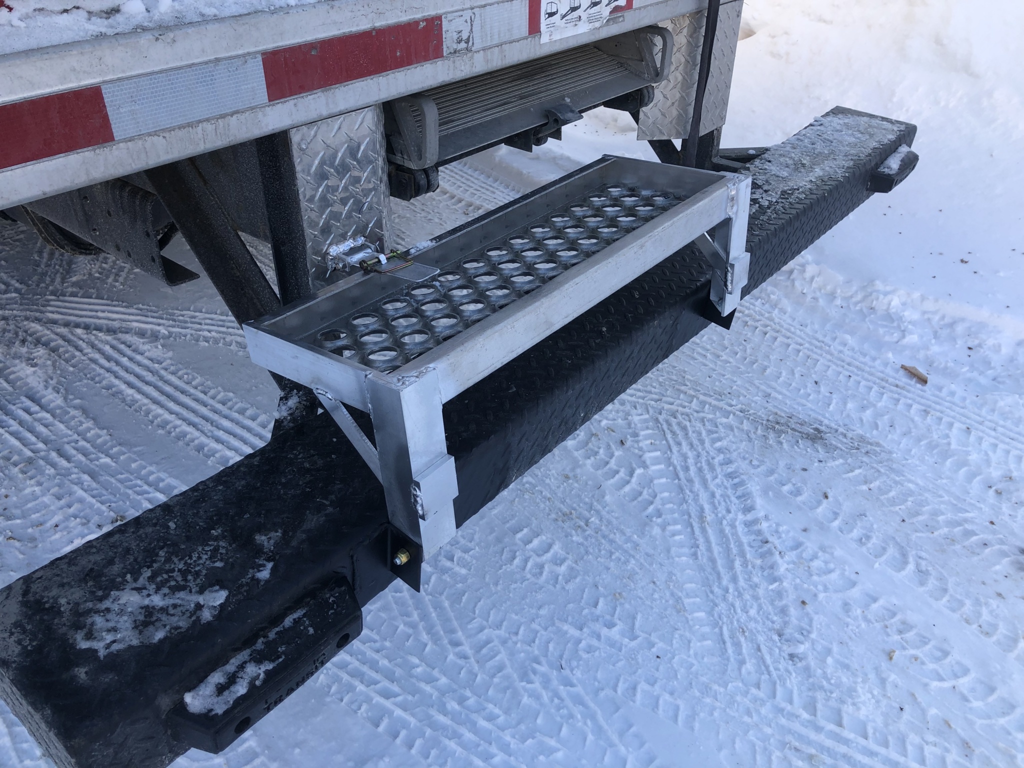 Marchepied rabattable pour camion sur mesure