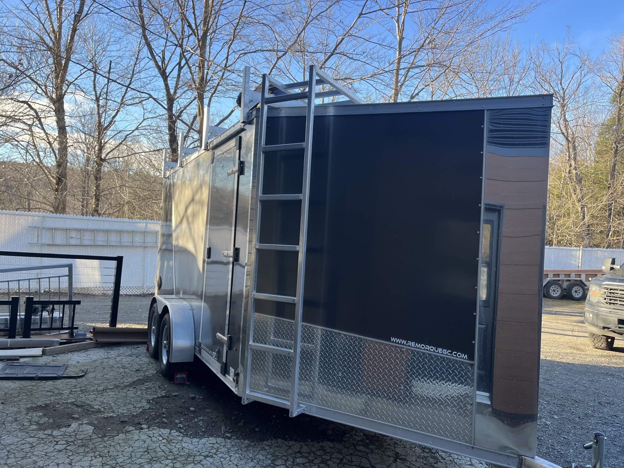 Installation de support à échelle